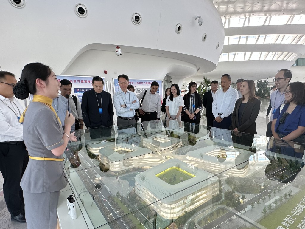 學員參觀中國民用航空局三中心（即民航運行管理中心、民航氣象中心、民航情報管理中心）。中國民用航空局空中交通管理局局長苗旋（右四）亦在場指導。政府新聞處