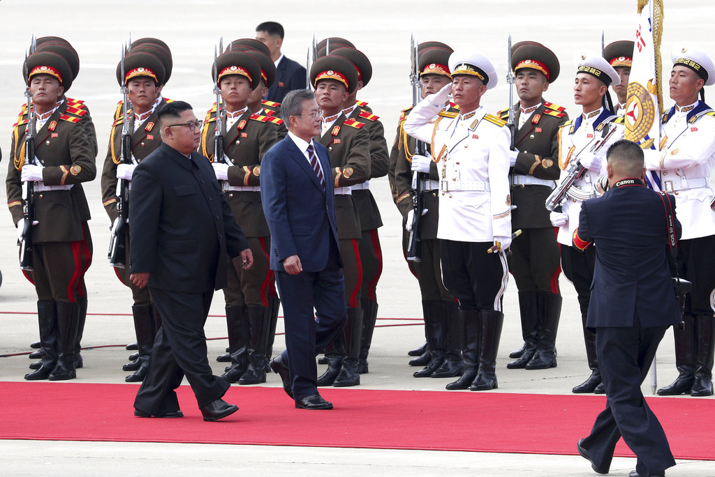 文在寅和金正恩一同在机场检阅北韩人民军仪仗队。AP
