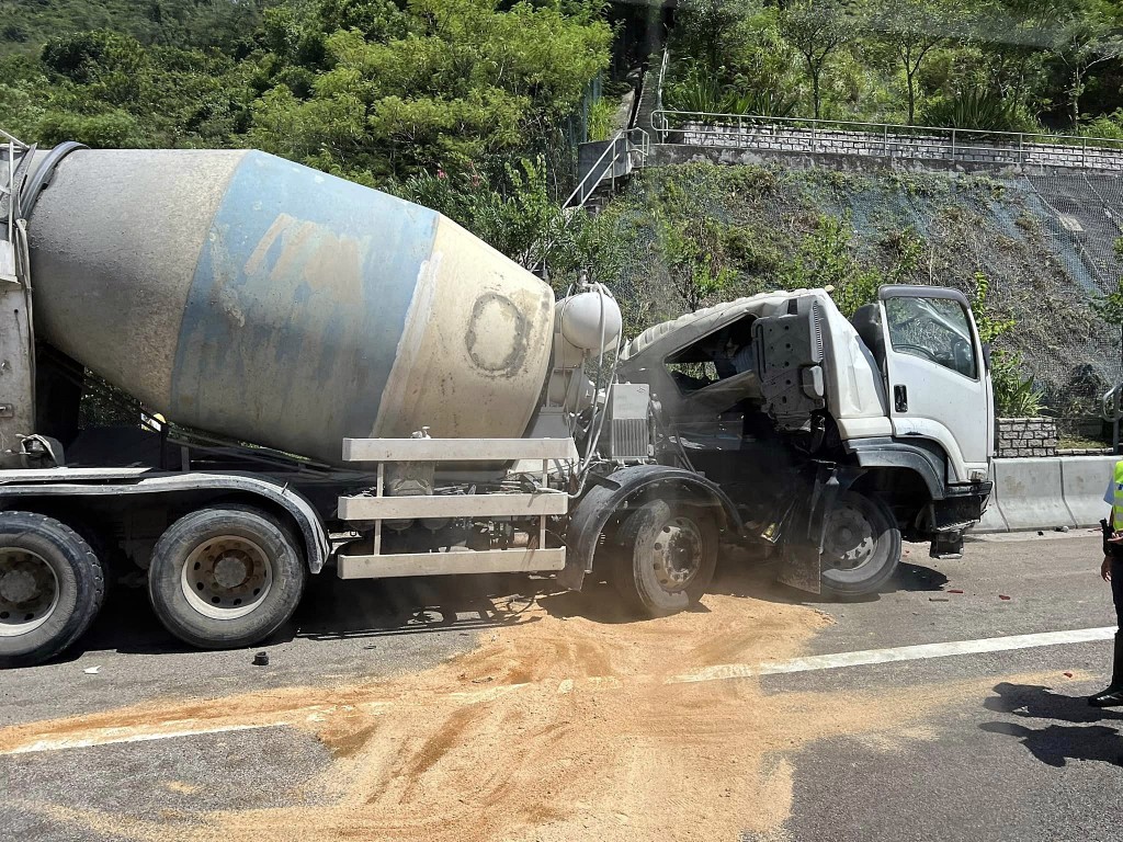 田螺車漏油，警員鋪上木槺。fb： 香港突發事故報料區