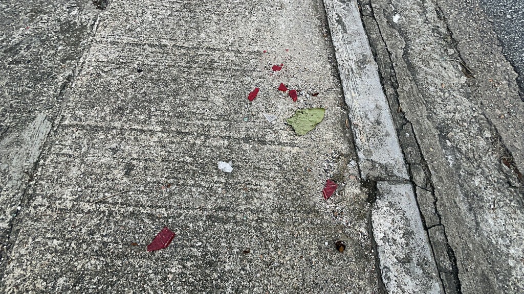現場遺下汽車碎片。楊偉亨攝 現場遺下汽車碎片。楊偉亨攝