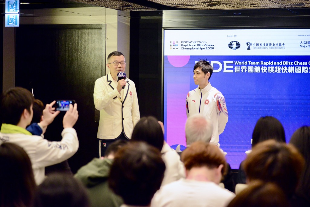 香港棋手林景蔚（左）和何彦希（右）。杨功煜摄