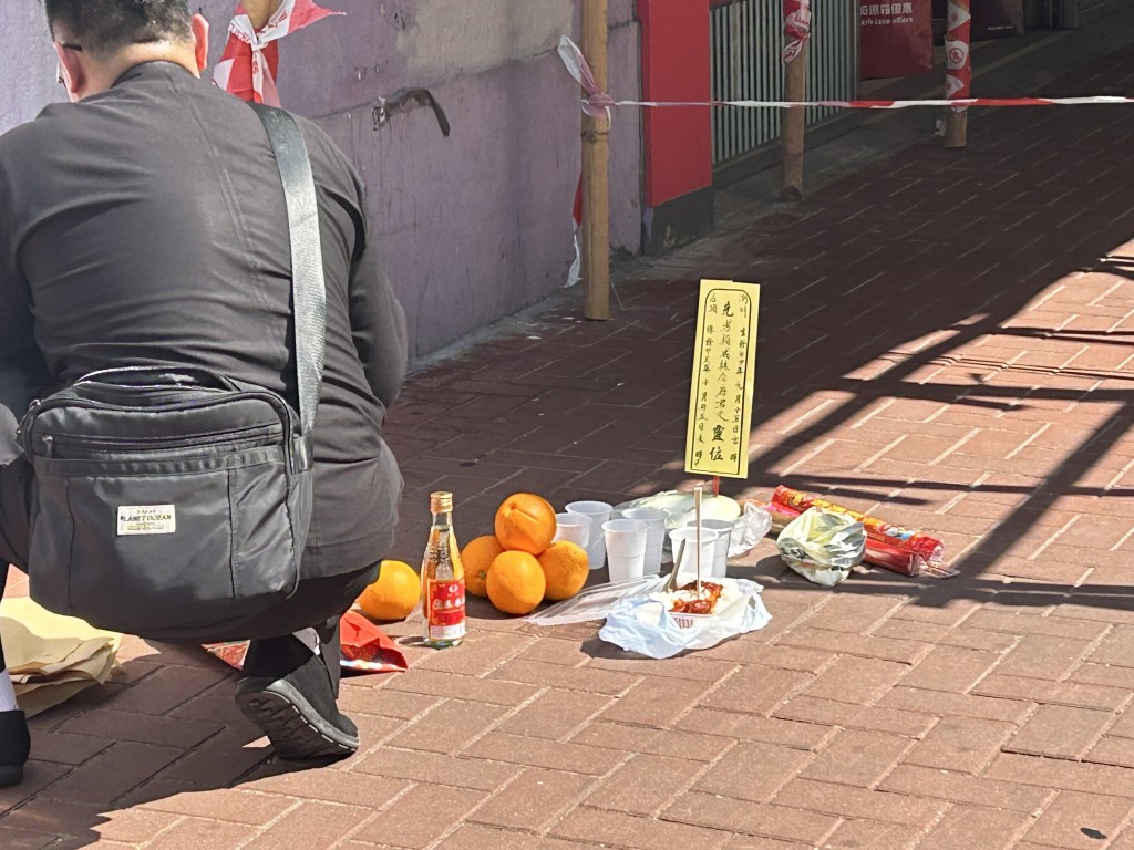 家屬返回意外現場路祭。