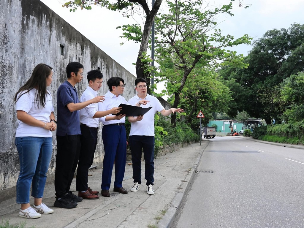 劉國勳於6月5日與水務署署長黃恩諾到皇后山視察。 劉國勳於6月5日與水務署署長黃恩諾到皇后山視察。