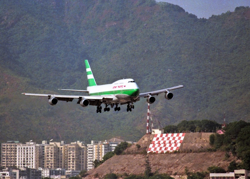 國泰747客機飛越九龍「格仔山」的經典一幕。資料圖片