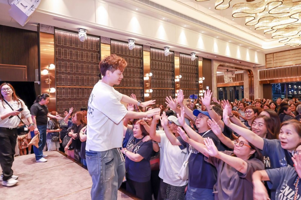 紅館騷握唔到手嘅fans，今次補返數。