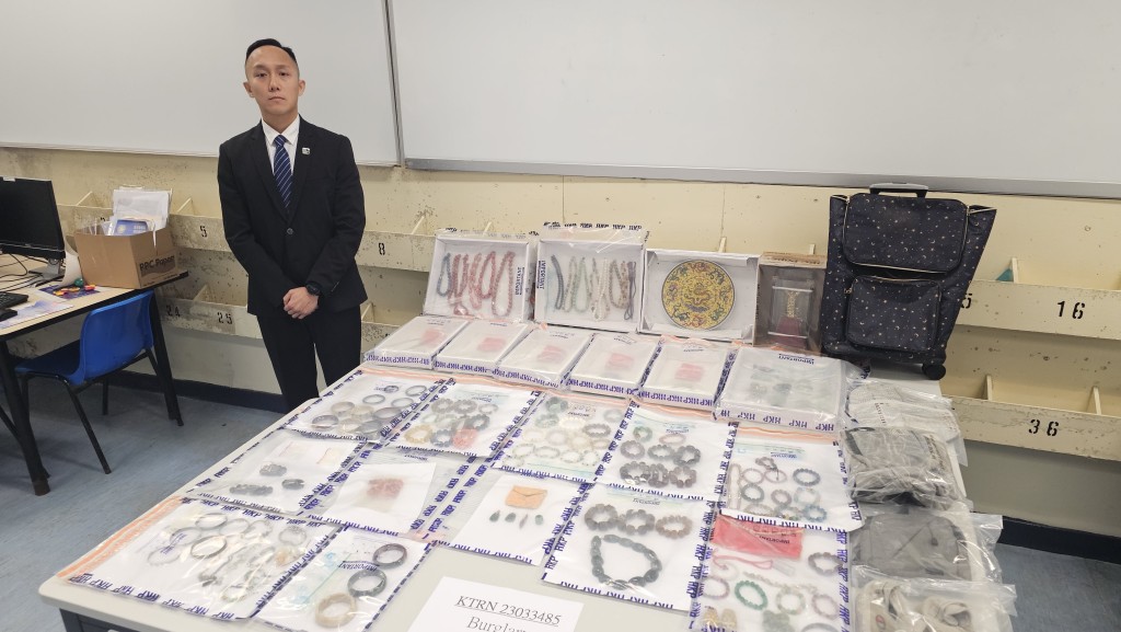警方展示在被捕男子的手推車內發現的逾140件玉器飾物。