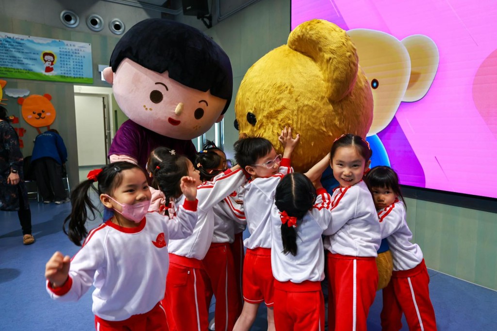 小朋友與安熊相處融洽。