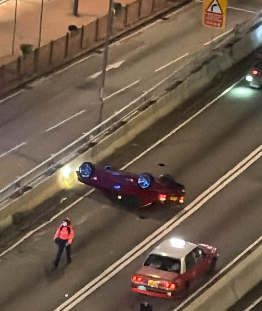 紅色私家車全車反轉停在慢線上。FB 突發馬路車cam大全圖片