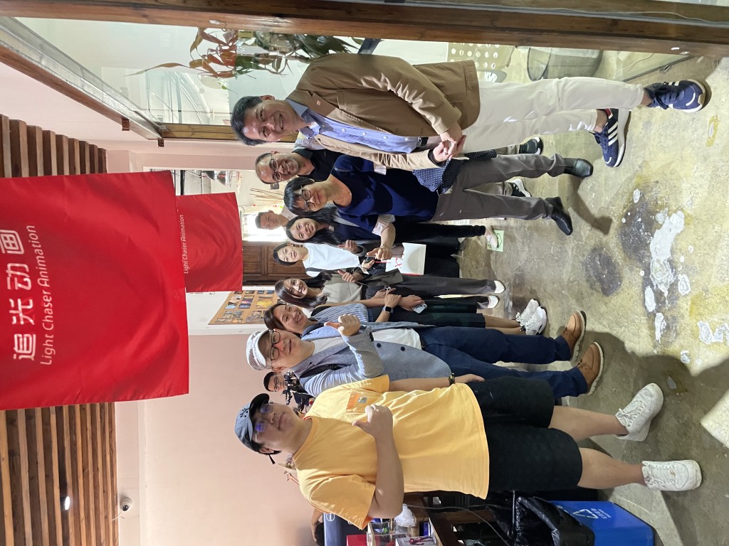 港台一行到访追光动画跟联合创始人于洲交流，遇见加入追光逾十年的香港年轻动画师陈健喜 (左一）。港台提供