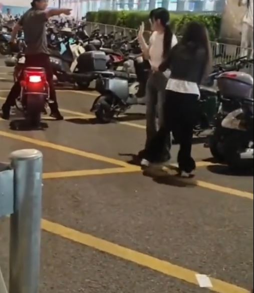 深圳有年輕女子在地鐵站口被精神病漢狂毆。抖音@五大連池市總工會