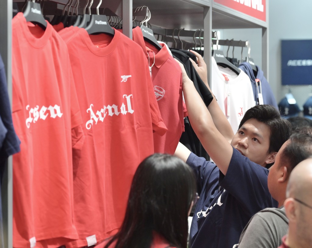球迷在運動紀念品商店選購。 球迷在運動紀念品商店選購。