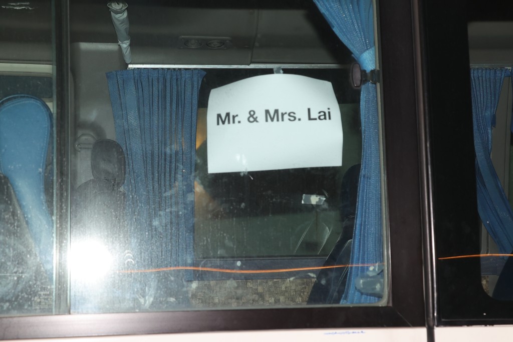 婚禮現場外的小型旅遊巴貼有黎生黎太的字眼。