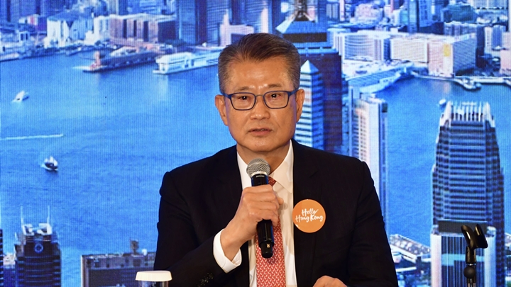 陳茂波主持「你好,香港!」記者會。(陳極彰攝)