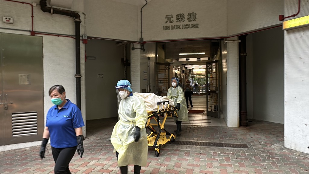 仵工昨日將兩兄弟遺體移往殮房。劉漢權攝 仵工昨日將兩兄弟遺體移往殮房。劉漢權攝