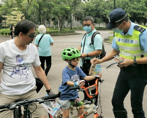 警方派發傳單,呼籲市民踩單車時應注意交通安全。