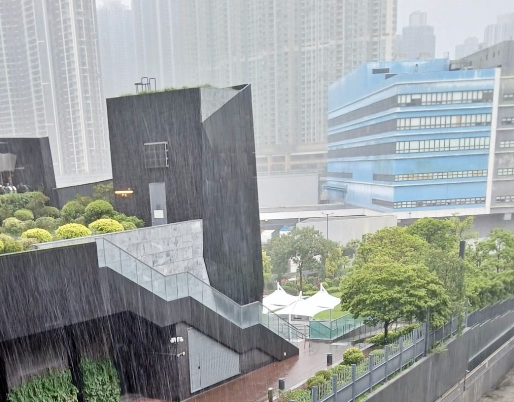 將軍澳10日下午繼續大雨。 將軍澳10日下午繼續大雨。