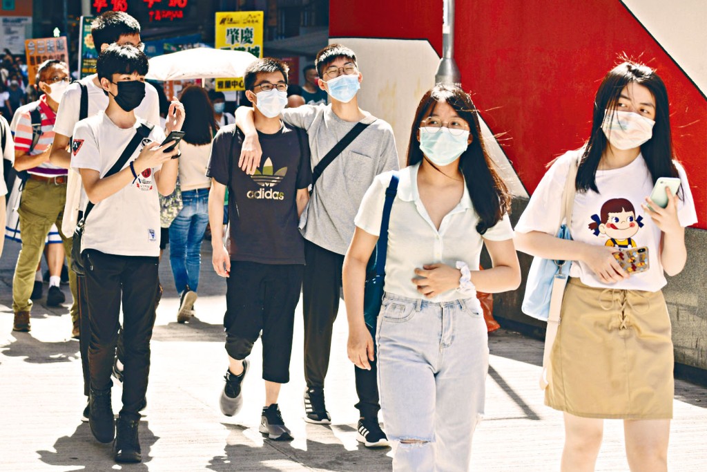 ■港府研究擴大疫苗接種年齡至十二歲或以上人士，多家大學亦推出措施要求師生打針。