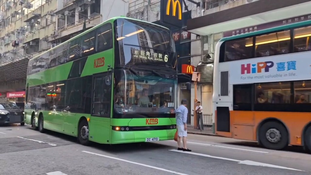 回應的網民好心提醒「教精你咁樣係上唔 到車啊,只係上差館咋!」、「會上到警 車」;有人笑問此人是否「巴膠老了?」。Threads截圖 回應的網民好心提醒「教精你咁樣係上唔 到車啊,只係上差館咋!」、「會上到警 車」;有人笑問此人是否「巴膠老了?」。Threads截圖