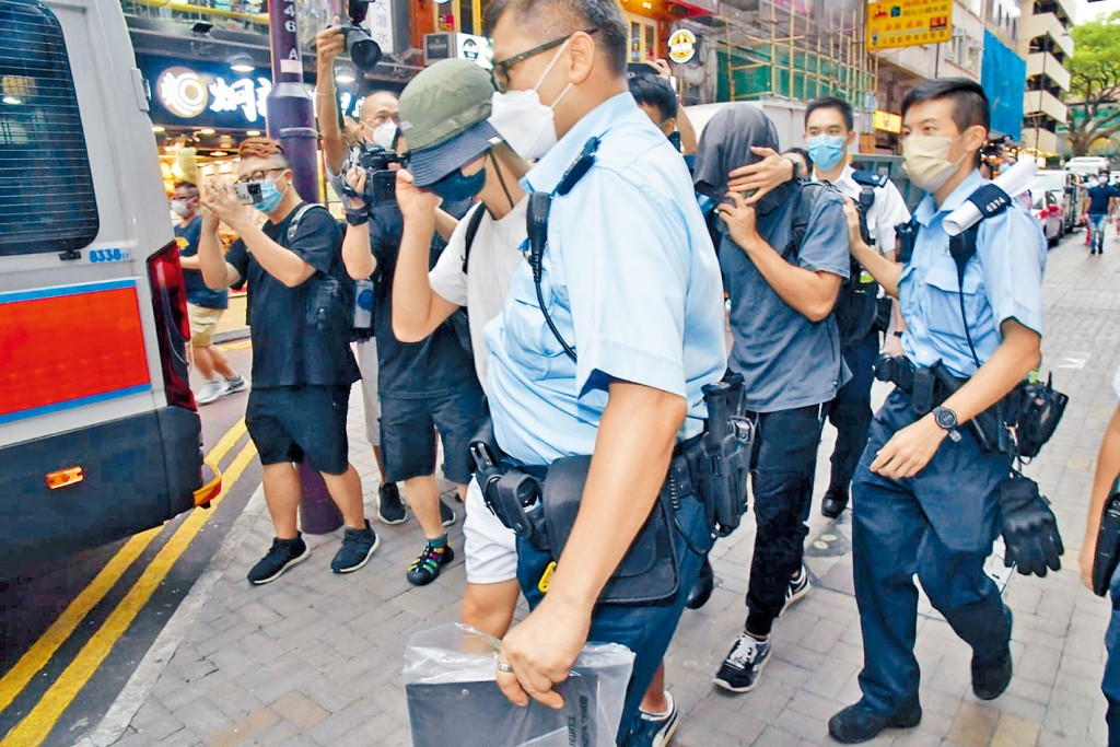 警方帶走死者兩名同伴到警署錄取口供。