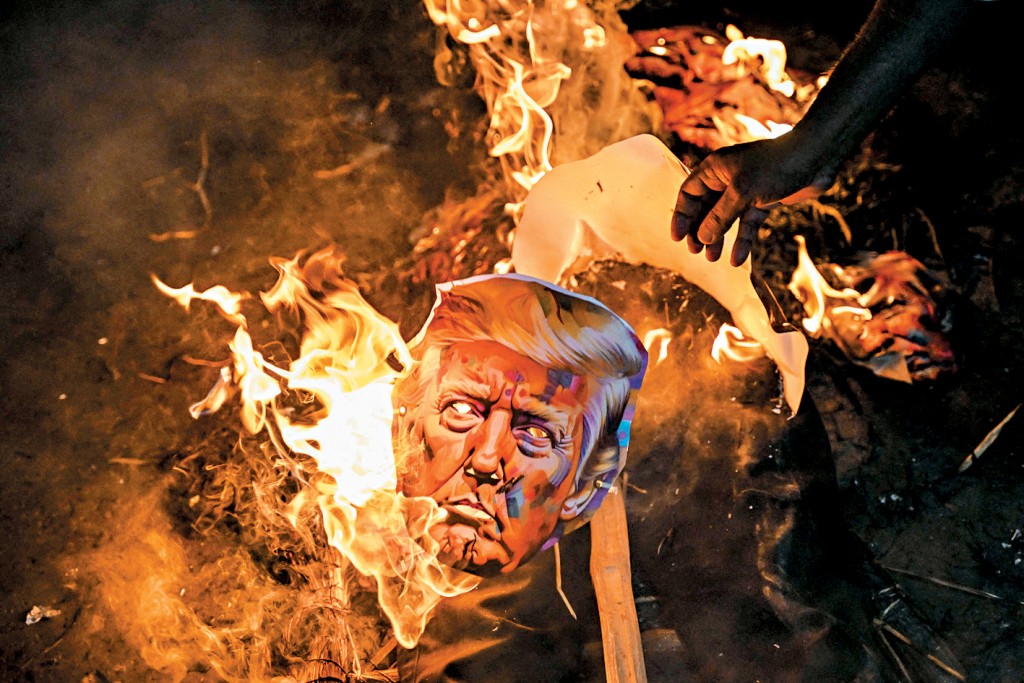 特朗普大加關稅的政策，引起多國人民抗議。圖為印度民眾去年在示威中燒毀印有特朗普樣貌的面具。