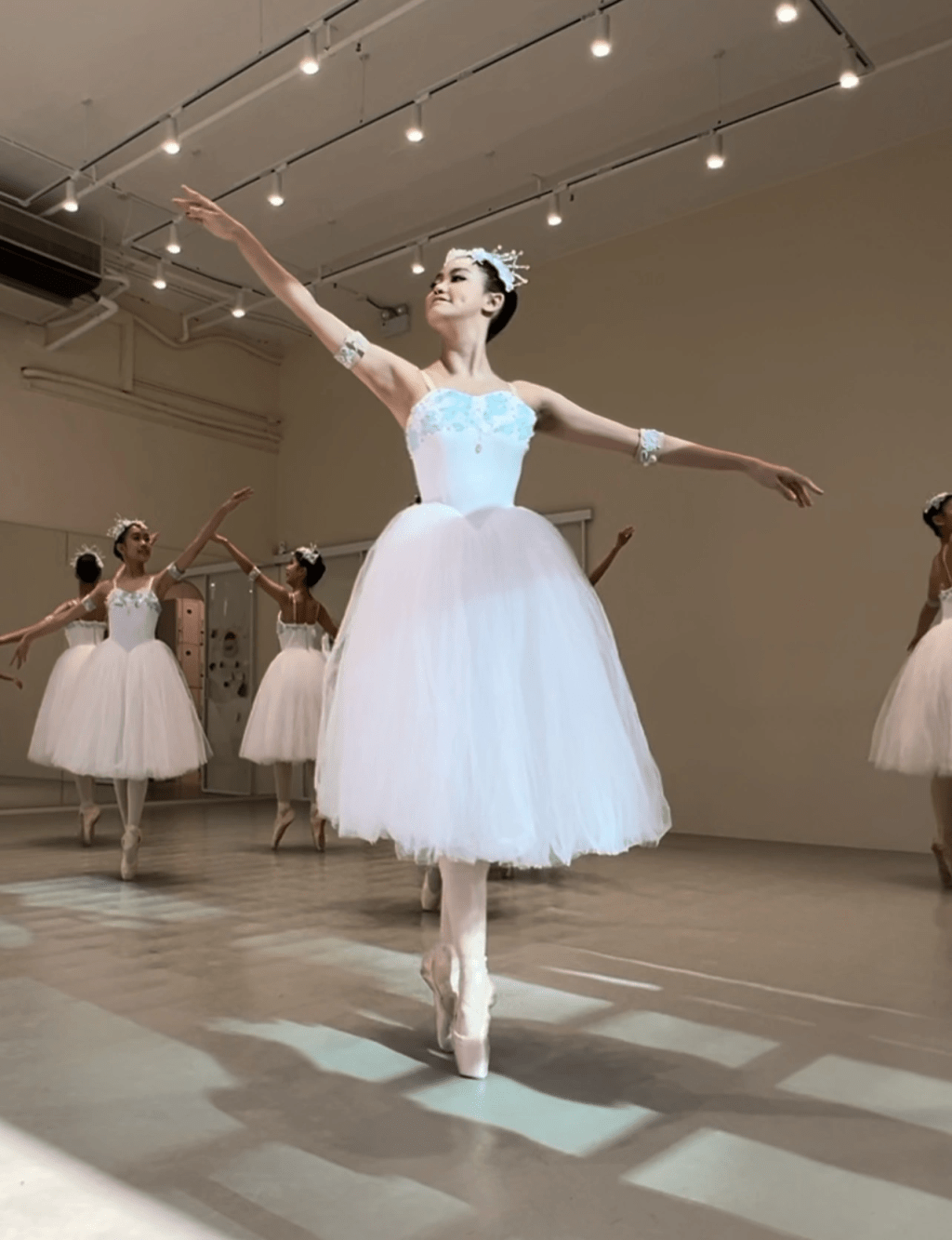白色芭蕾舞裝束好有仙氣。