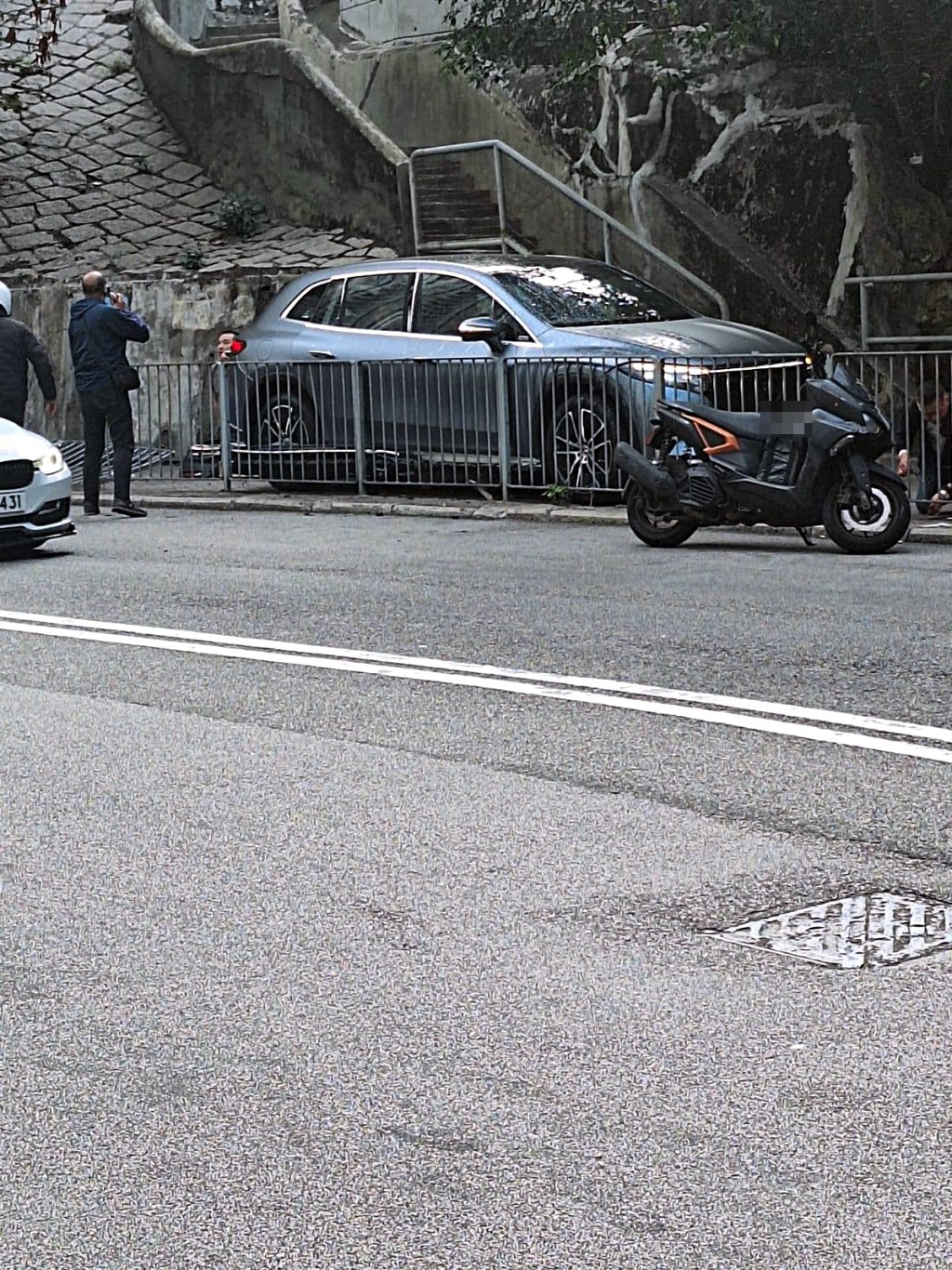 私家車失控剷上行人路。網圖