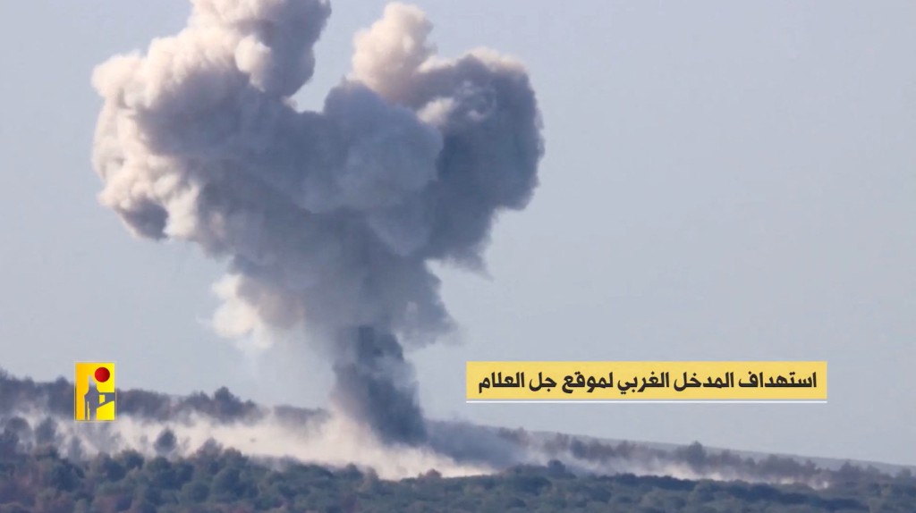 真主党空袭以黎边境的以军阵地，大量浓烟升上半空。路透社
