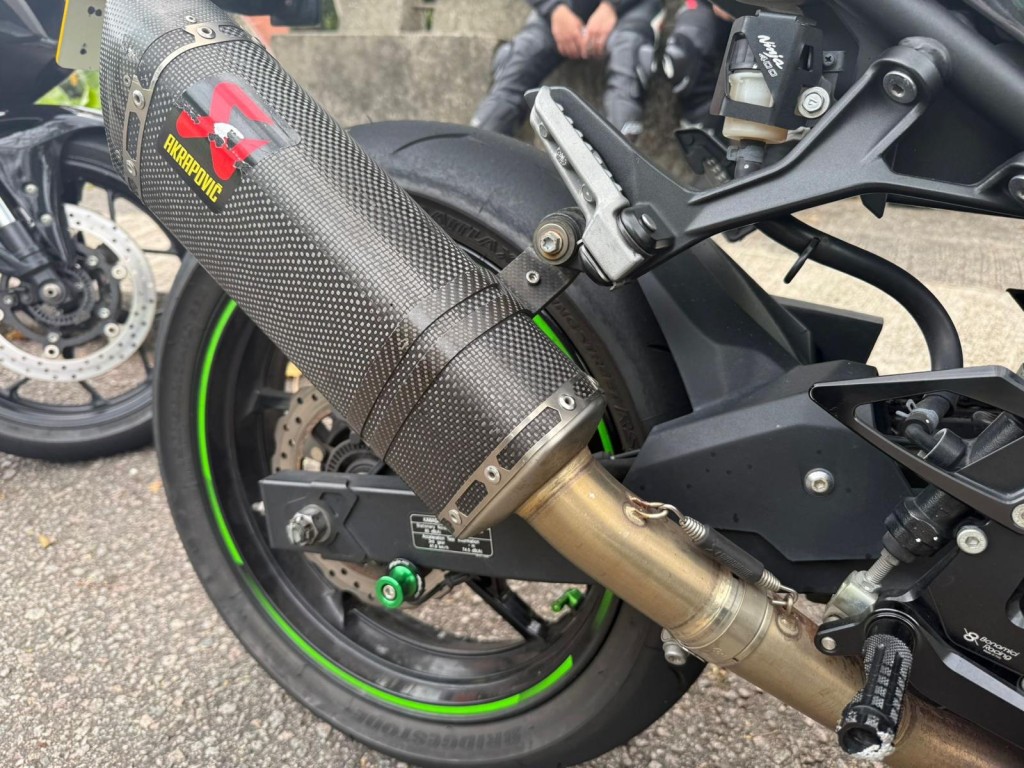 新界北總區交通部執行及管制組特遣隊重點打擊非法改裝、超速駕駛及其他相關罪行。警方提供