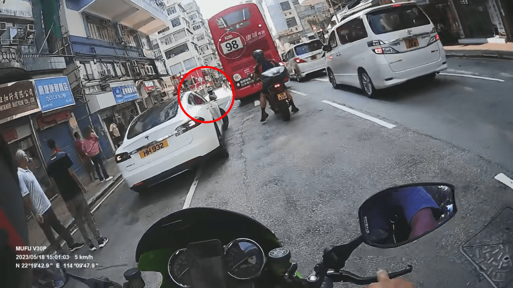 涉事电单车撞倒老翁后，立即左转至南昌街离去。