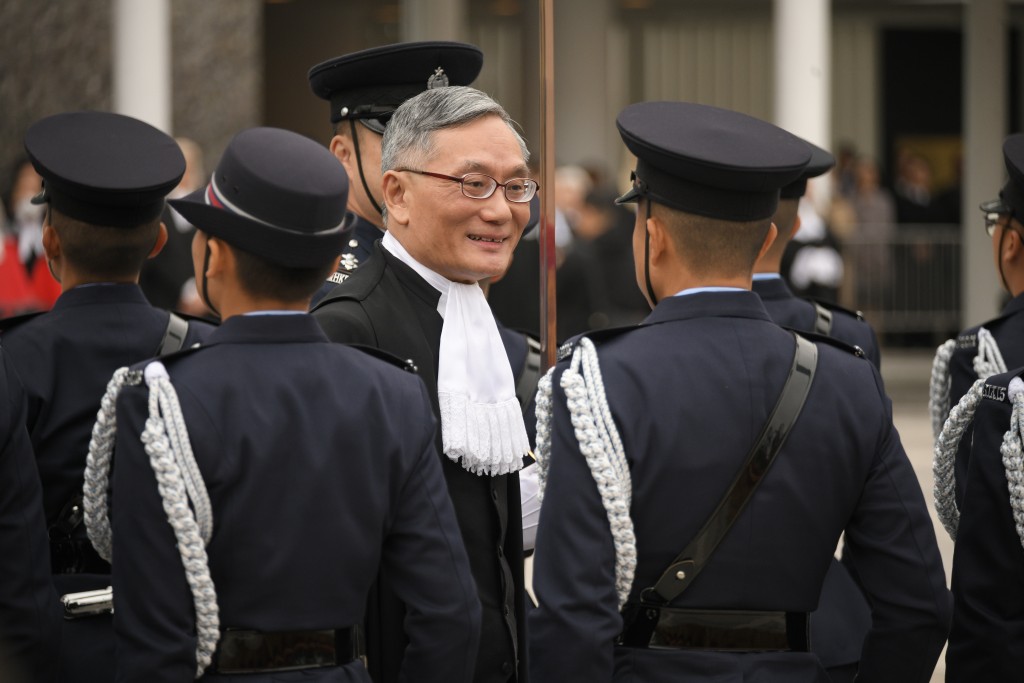 终审法院首席法官张举能在爱丁堡广场检阅香港警察仪仗队。陈浩元摄