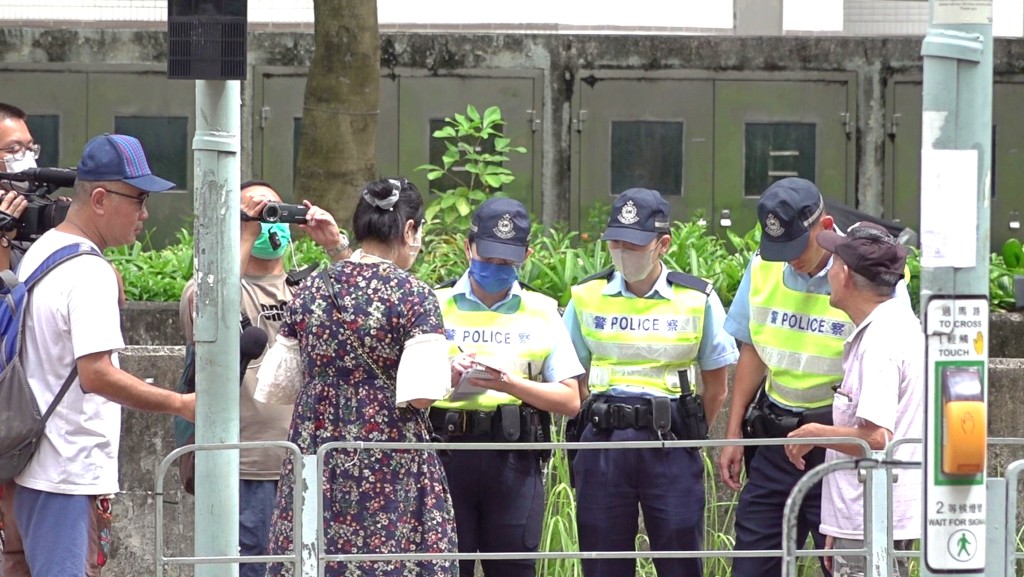 警方3.17全港打擊不專注駕駛 行人違法過路。