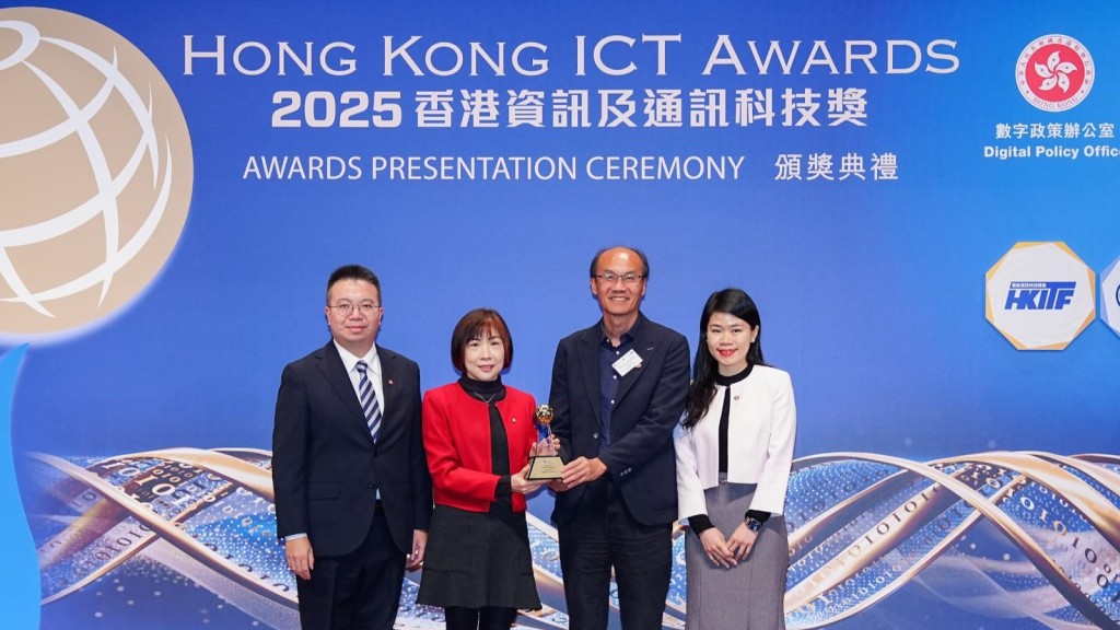 港铁「关爱共乘」手机应用程式及「关门提示闪灯」项目于「2025 香港资讯及通讯科技奖」获颁「智慧市民（智慧充权）奖」金奖，充份肯定团队在推动智慧出行及共融服务上的努力。