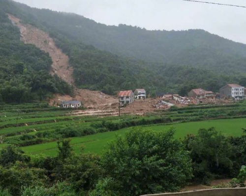 湖北黃岡市黃梅縣發生山泥傾瀉，9人被埋。 微博圖