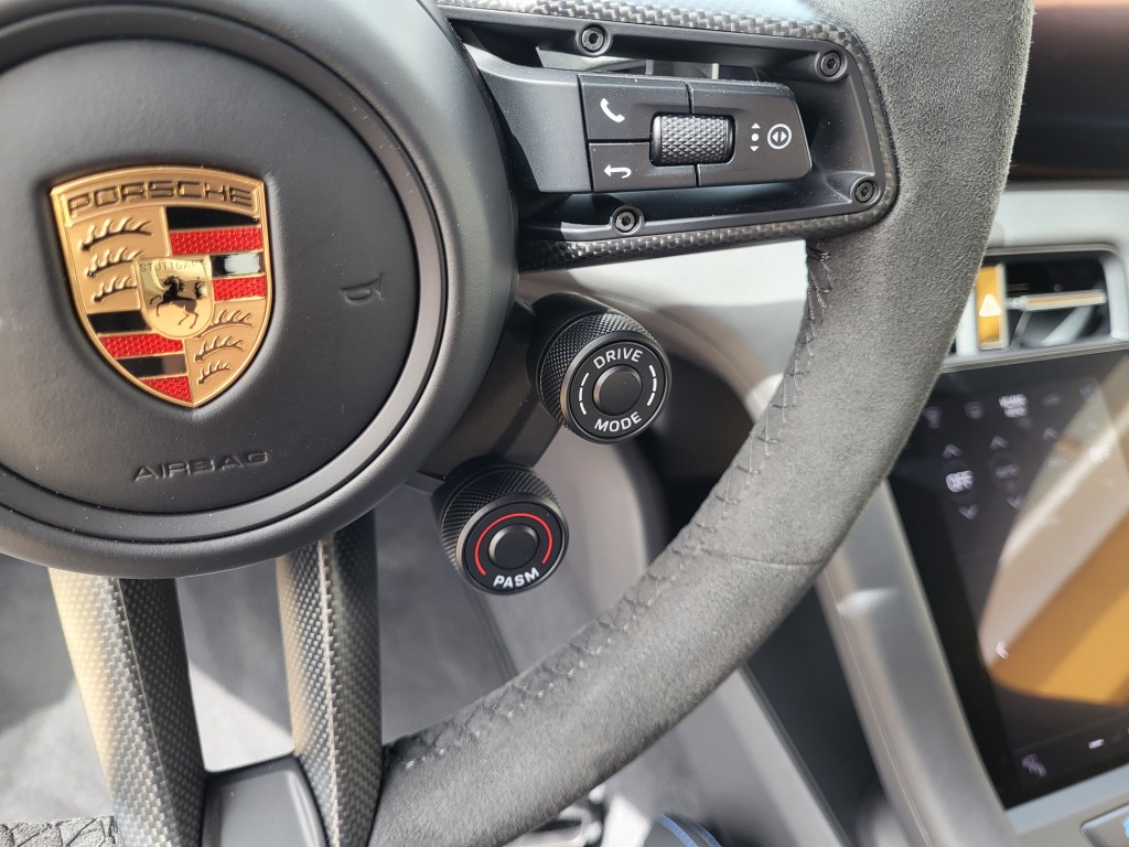 保时捷Porsche Taycan Turbo GT with Weissach Package軚盘右下方多了两个驾驶模式及悬挂模式快捷旋钮。