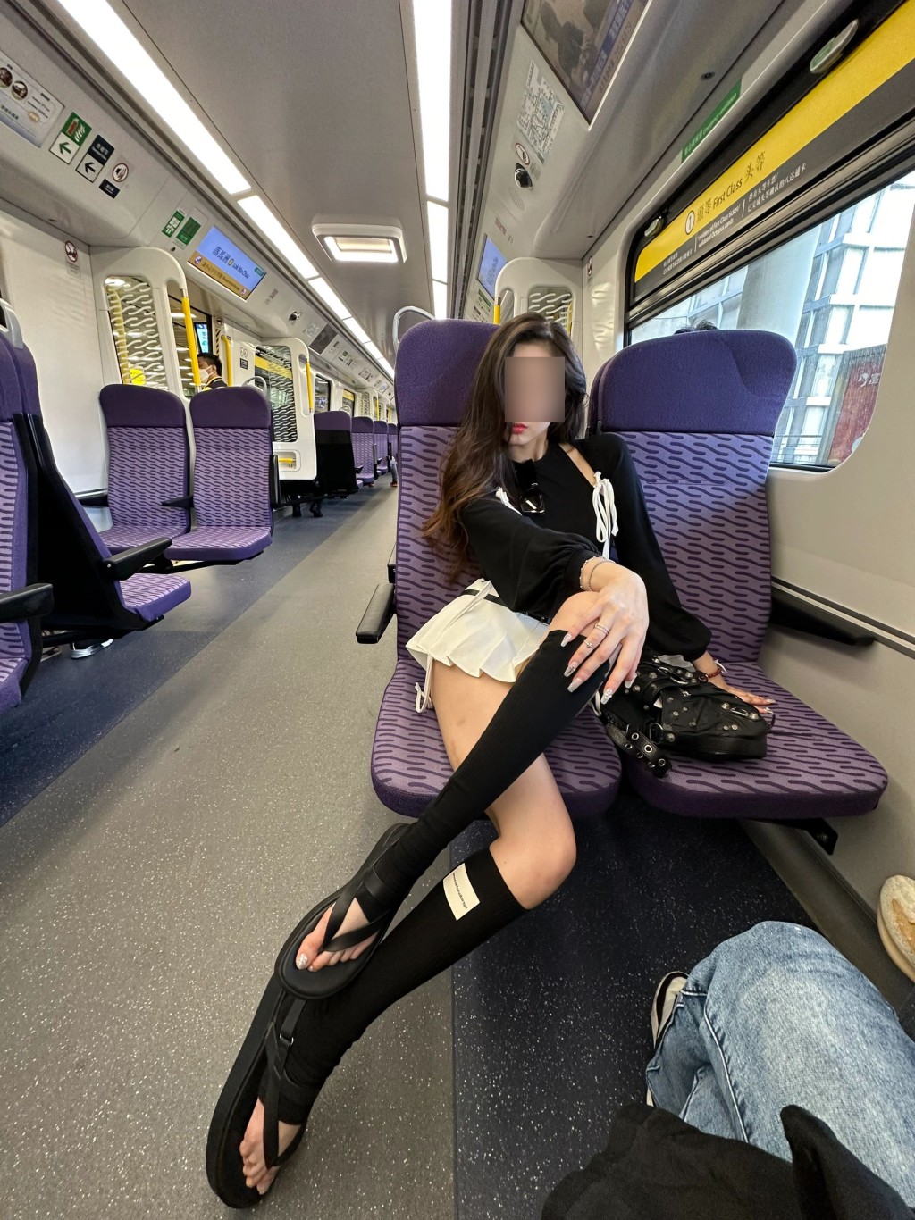 少女以「超超超短裙」在东铁头等车厢内摆出各诱人甫士。