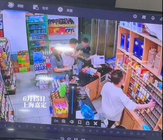 白衣紋身漢「胸襲」彭先生，雙方爆發衝突。正在新聞