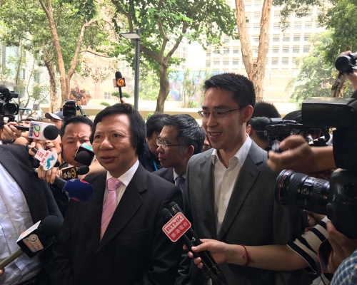 郭炳江「鬆鬆小腿」，表示自己沒有軟腳。徐曉伊攝
