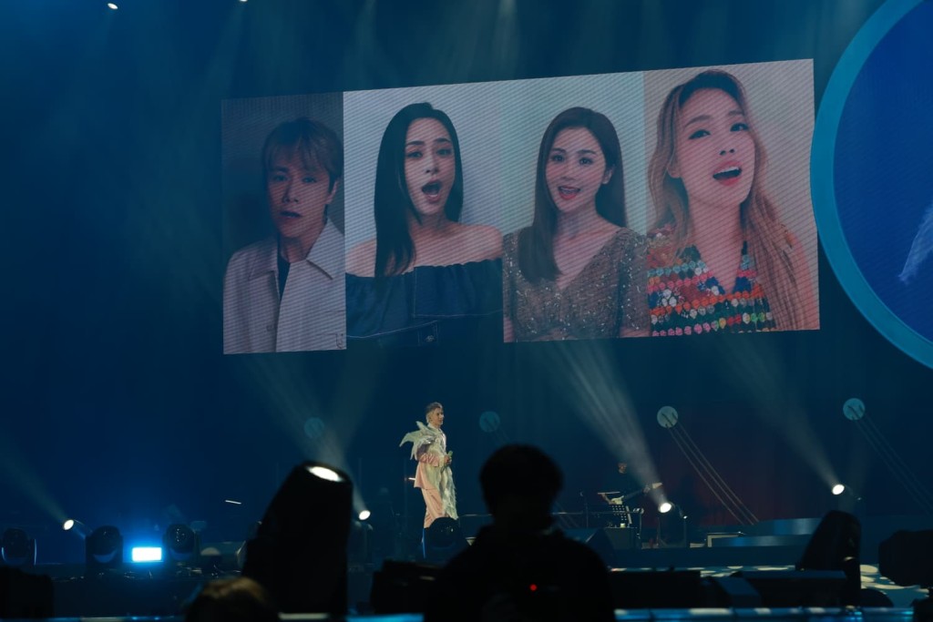 Kenny唱新歌《My Little Tinker Bell》，螢幕播出好友張敬軒、容祖兒、阿Sa、阿嬌、古巨基、衛詩雅、蔣雅文的片段，像與他隔空合唱。