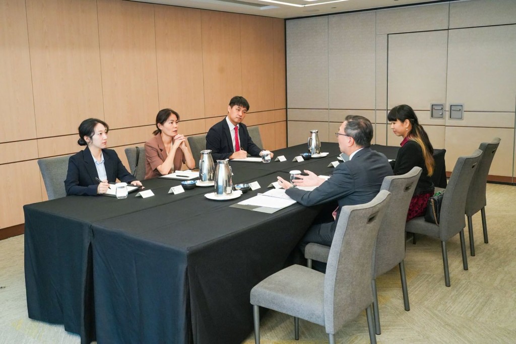 林定國在工作坊開始前,與韓國法務部國際法務課長金玟貞(Ms Min Jung Kim)及其團隊會面,就未來合作機遇及兩地法律業界的最新發展進行交流。 林定國在工作坊開始前,與韓國法務部國際法務課長金玟貞(Ms Min Jung Kim)及其團隊會面,就未來合作機遇及兩地法律業界的最新發展進行交流。