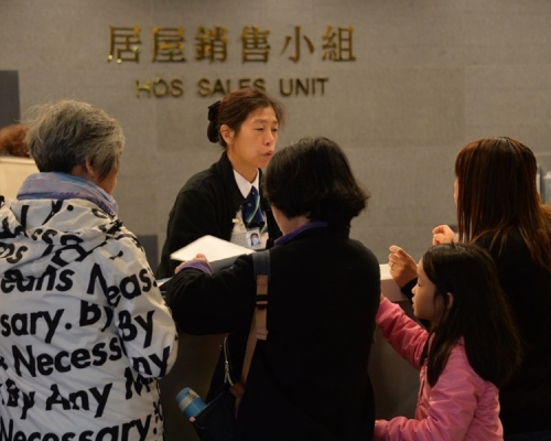 未到8時開門已有一批市民排隊遞表。