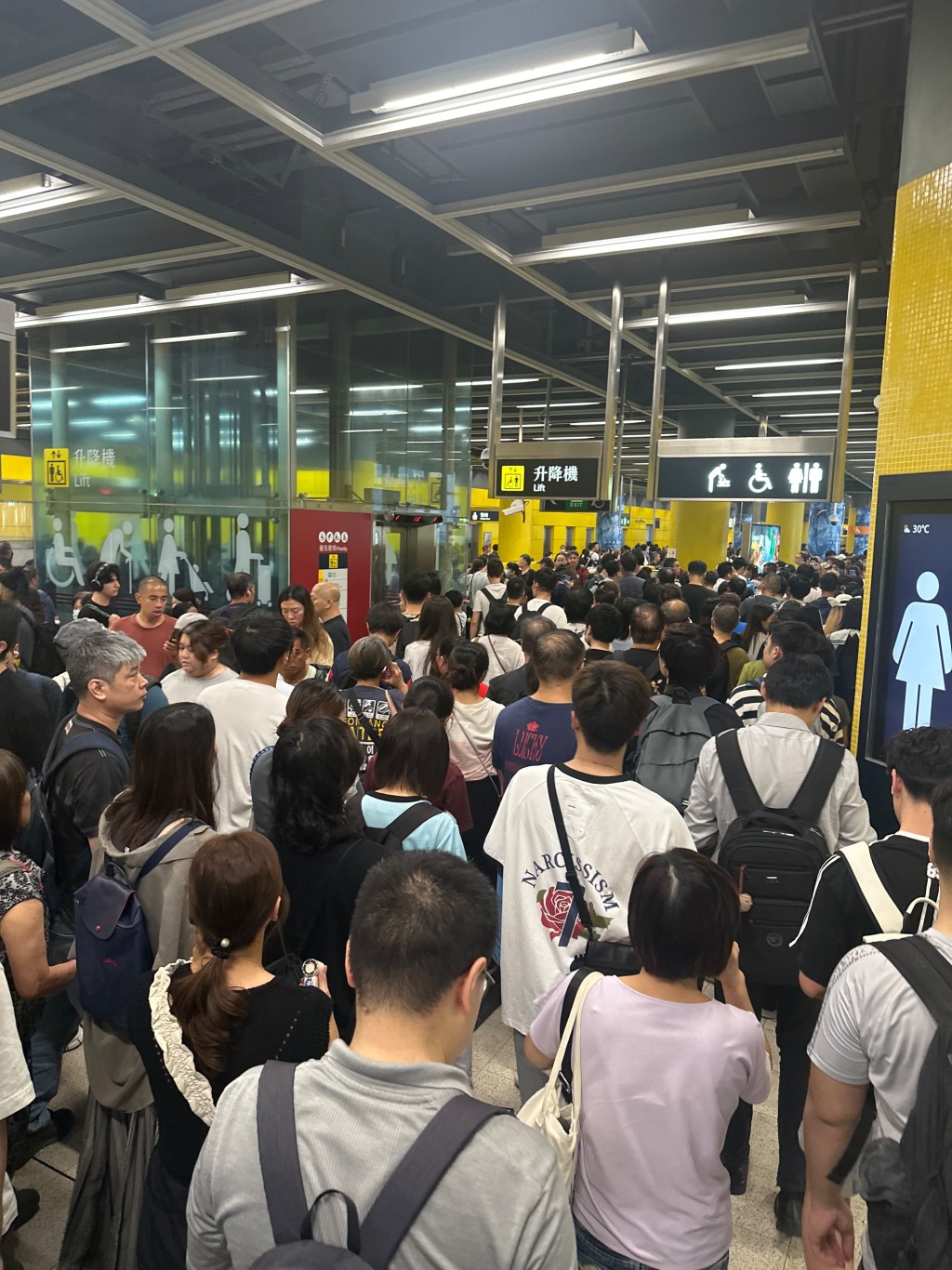 有網民指，有乘客得悉港鐵列車服務暫停，決定從油塘慢慢徒步到觀塘。