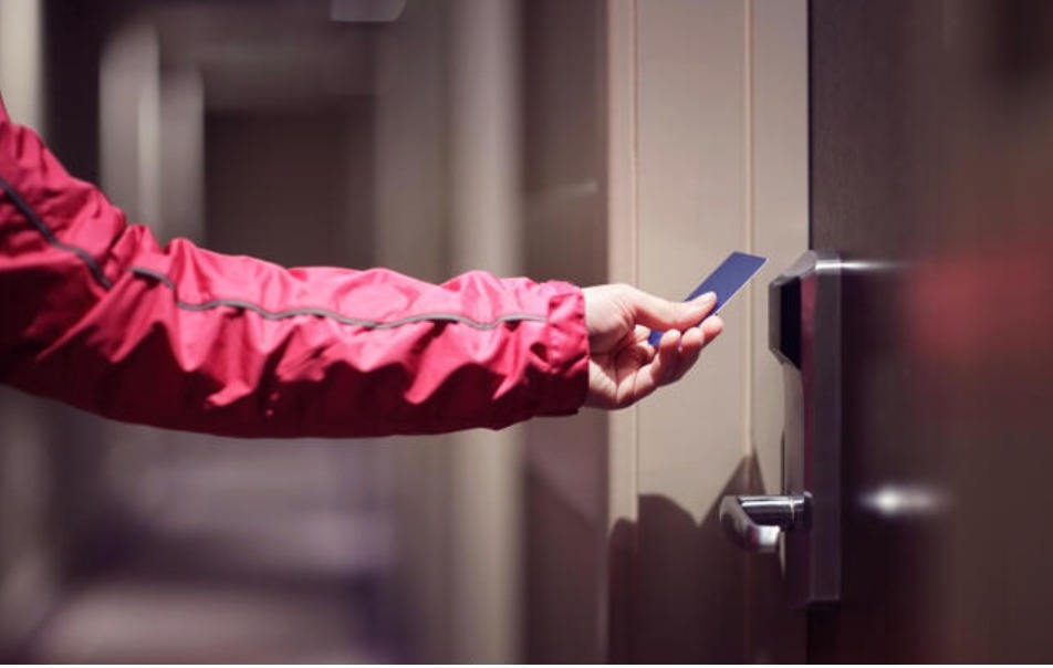 史密斯前往櫃檯，向職員謊稱自己是受害人的伴侶，透過欺詐手段成功騙過職員，取得受害人的房卡。Alamy示意圖