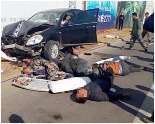 死伤者倒卧地上。青雨不无情微博图片