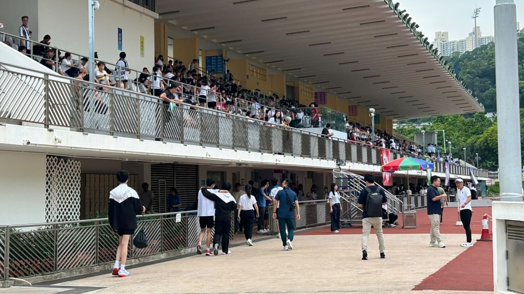 斧山道運動場可疑飲品｜食環署暫未收相關投訴 籲市民購買包裝食品飲品時 留意包裝是否完整。曾志恆攝
