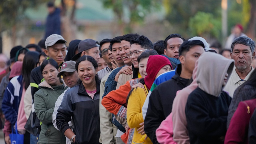 缅甸大选|内比都票站大排长龙。 美联社 缅甸大选|内比都票站大排长龙。 美联社