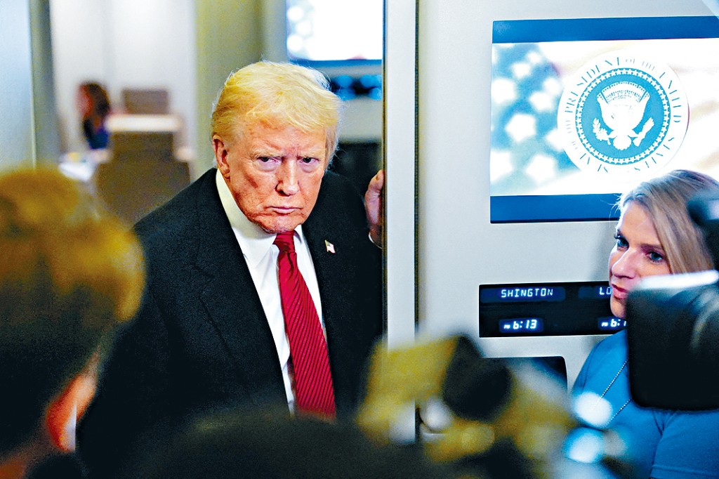 特朗普在空軍一號專機上接受訪問。