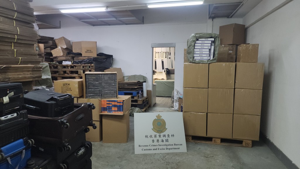 海關鴨脷洲搗破私煙倉，檢300萬支未完稅香煙。黎志偉攝