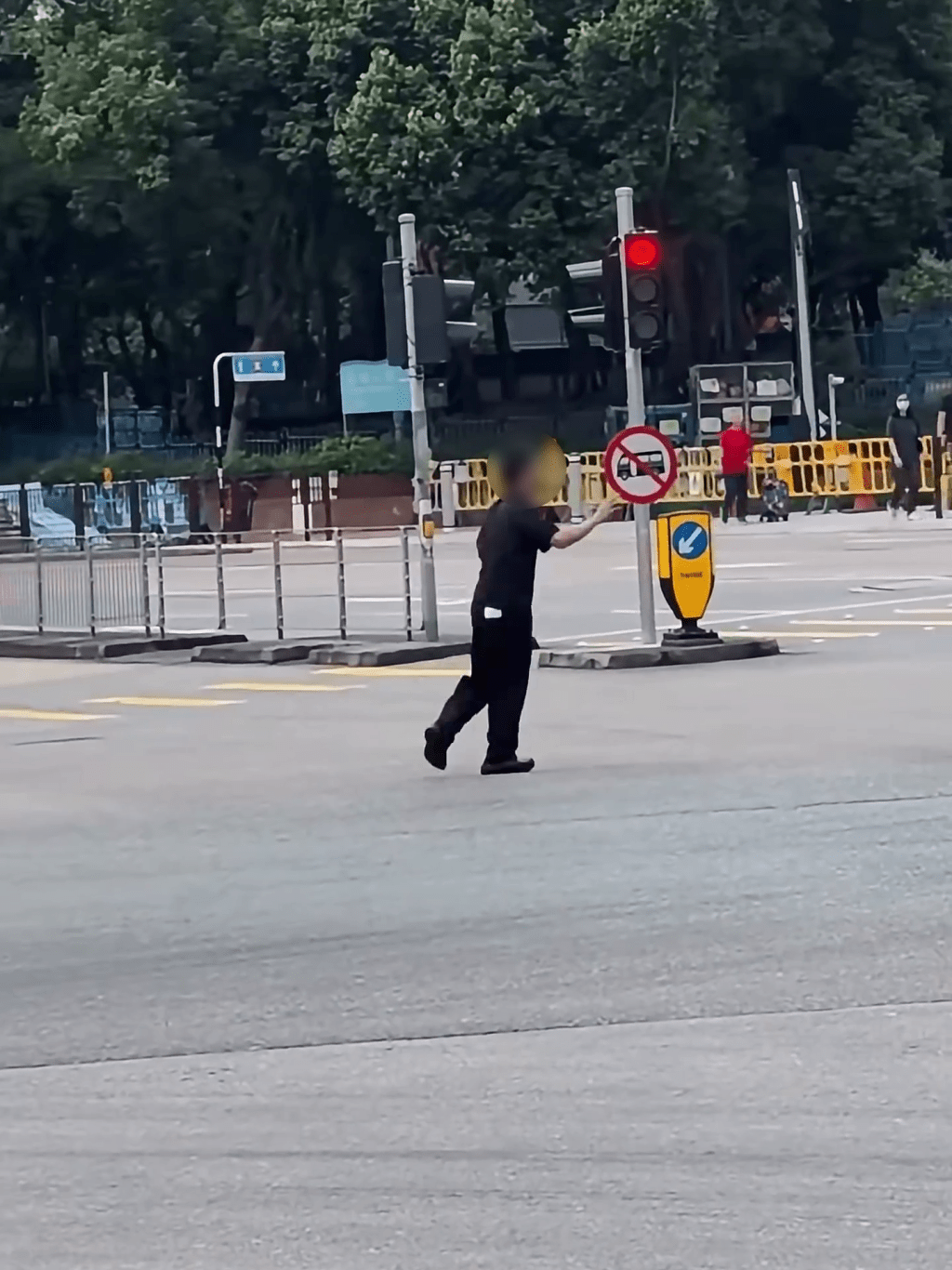 男子見無路可走，只能乖乖就範。