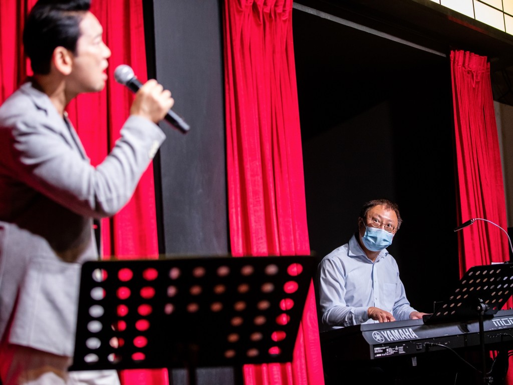 曾浩輝(右)與楊立門首次合作同台演出。新世界發展圖片