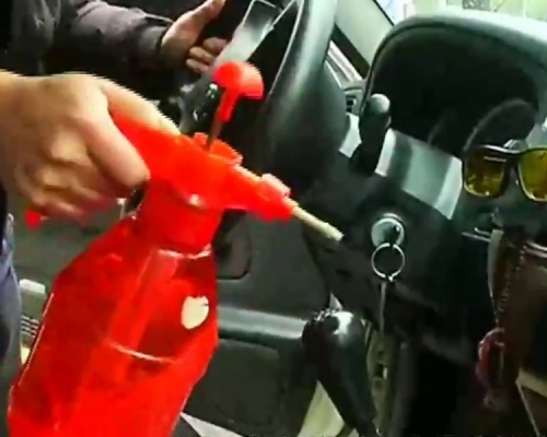 男子用酒精噴壺給車廂消毒突然爆炸險致盲。(網圖)